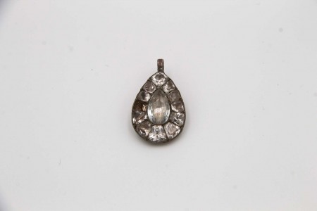 Pingente de prata em formato de lágrima com quartzos - Minas Novas - aplicadas.