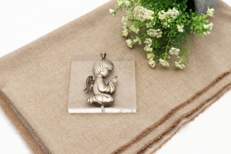 Medalha de prata  recortada em forma de Anjo e com argola de suspensão.