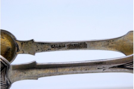  Pinça de  açúcar em prata Russa com gravados nielados e resquícios de dourado,