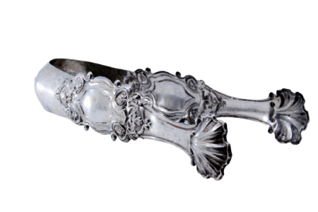 Pinça para gelo em prata com relevos e aplicação na haste.