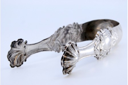 Pinça para gelo em prata com relevos e aplicação na haste.