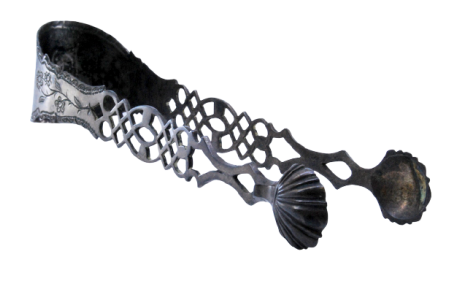 Pinça de açúcar em prata recortada com flores e pinças em forma de conchas.