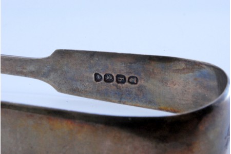 Pinça em prata para açucar lisa em dourado da marca WB