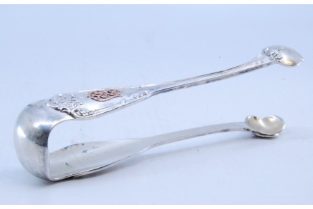  Pinça de açúcar em prata com resquícios de dourado em ambos os lados.