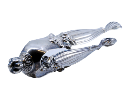 Pinça de açúcar em prata com relevos canelados e aplicações.