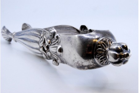 Pinça de açúcar em prata com relevos canelados e aplicações.