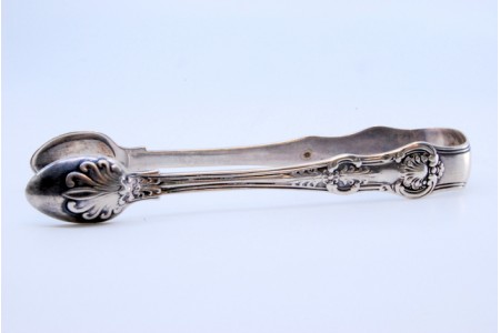 Pinça de açúcar em prata com relevos envolvendo cartelas para monogramas.