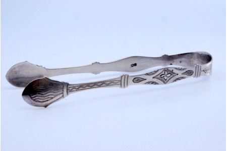  Pinça de açúcar em prata com gravados.