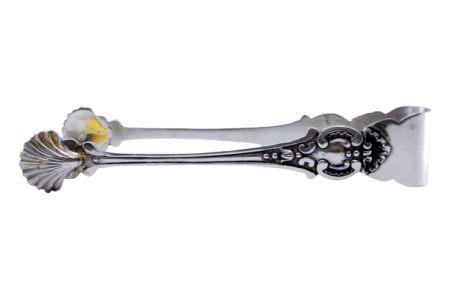 Pinça de açúcar em prata com relevos e conchas de vieiras.