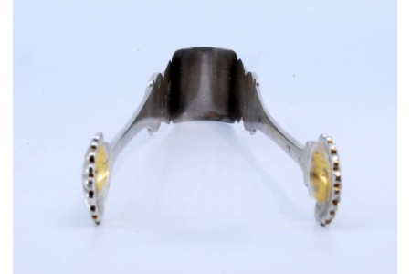 Pinça de açúcar em prata com relevos e conchas de vieiras.