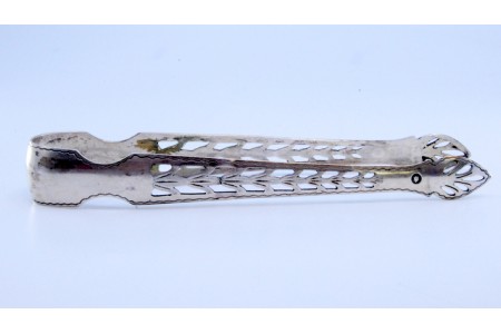 Pinça de açúcar em prata com recortes e as pinças em relevos.
