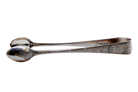 Pinça de açúcar em prata com motivos vegetalistas gravados.