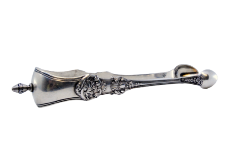 Pinça de açúcar em prata com relevos e aplicação no topo com conchas lisas