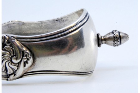 Pinça de açúcar em prata com relevos e aplicação no topo com conchas lisas