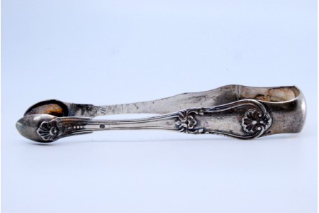 Pinça de açúcar em prata com alguns relevos e com cruz no topo