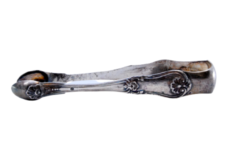 Pinça de açúcar em prata com alguns relevos e com cruz no topo