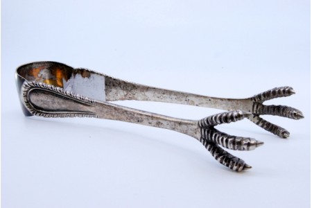 Pinça para gelo em prata em forma de garras com relevos.