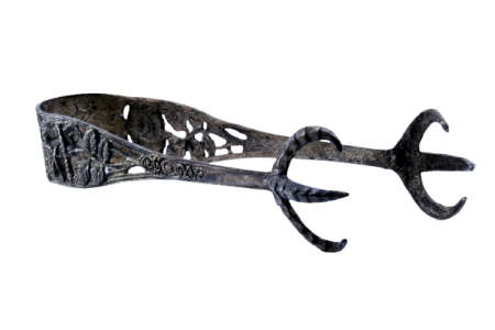 Pinça para gelo em prata recortada com pinças em forma de garras.