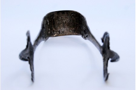 Pinça para gelo em prata recortada com pinças em forma de garras.