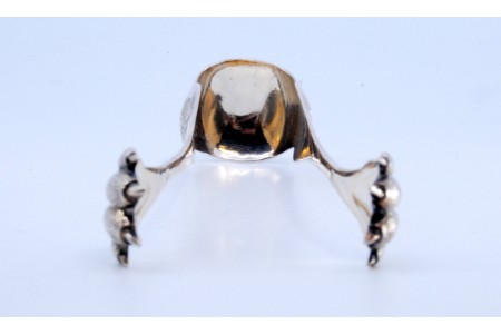 Pinça para gelo em prata com garras e medalhões em ambos os lados.