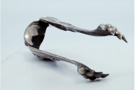 Pinça de gelo em prata com relevos nas laterais com motivos florais e pinças em forma de garra