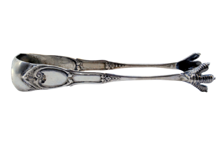Pinça para gelo em prata em forma de garras.