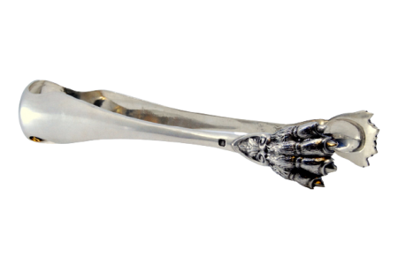 Pinça em prata lisa para açúcar e com relevos e aplicações nas pinças.