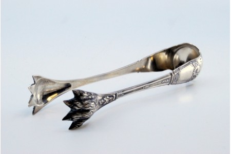  Pinça para gelo em prata em forma de garras.