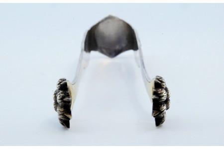 Pinça para gelo em prata em forma de garras.