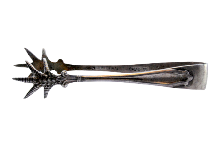  Pinça de açúcar em prata com frisos e pinças em forma de garras.