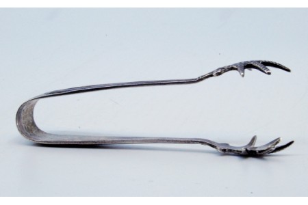  Pinça de açúcar em prata com frisos e pinças em forma de garras.