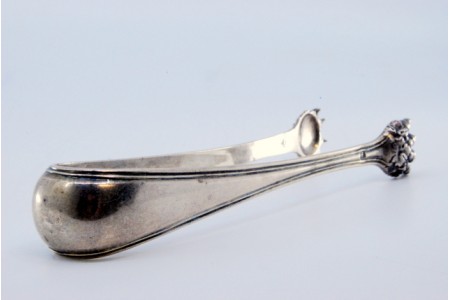  Pinça para gelo em prata em forma de garras.