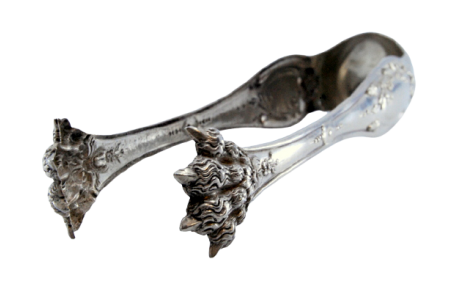 Pinça para gelo em prata em forma de garras.