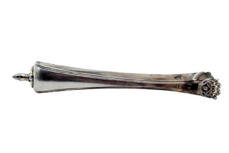 Pinça para gelo em prata em forma de garras.