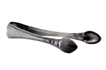  Pinça de açúcar em prata com frisos e pinças em forma de conchas.