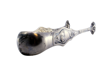 Pinça de açúcar em prata relevada com motivos florais.