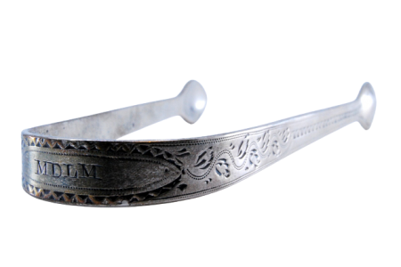  Pinça de açúcar em prata com elementos gravados e frisos na envolvência.