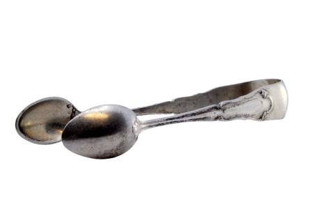 Pinça de açúcar em prata relevada.