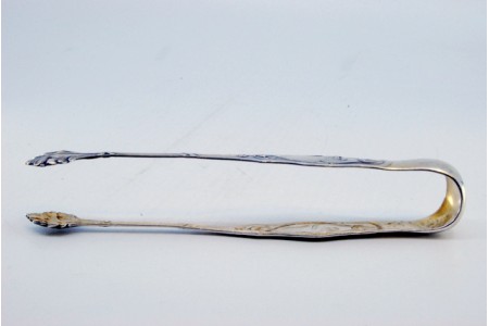  Pinça de açúcar em prata relevada e pinças em forma de folhas.