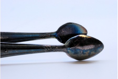  Pinça de açúcar em prata lisa com relevos nas hastes.