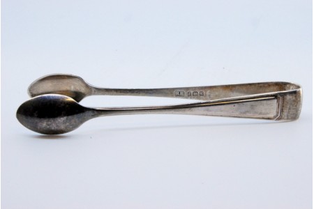  Pinça de açúcar em prata com frisos e pinças em forma de colher.