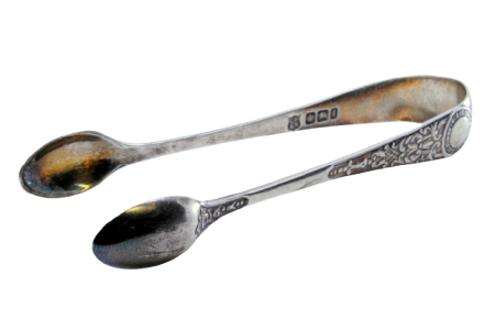 Pinça de açúcar em prata em forma de colher.