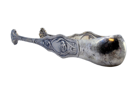 Pinça de açúcar em prata relevada com motivos florais.