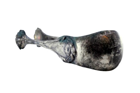 Pinça para gelo em prata relevada com frisos e palmas.