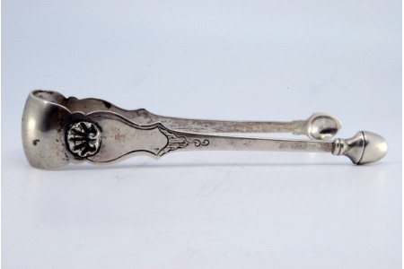  Pinça de açúcar em prata relevada com conchas e pinças concavas.