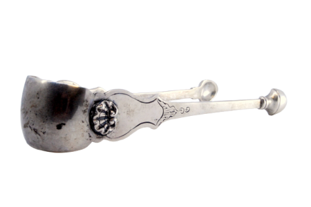  Pinça de açúcar em prata relevada com conchas e pinças concavas.