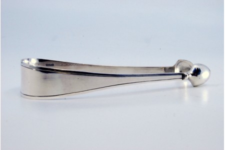  Pinça de açúcar em prata lisa com frisos ao longo das hastes.