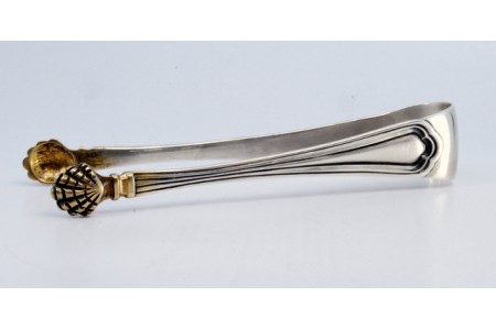 Pinça para gelo em prata em forma de garras.