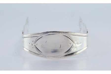 Pinça de açúcar em prata com gravados em ambos os lados. 