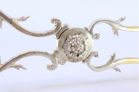 Pinça para salada, pão ou molhos em prata com concha dourada recortada